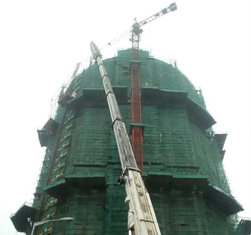 石狮吊车在工地上作业